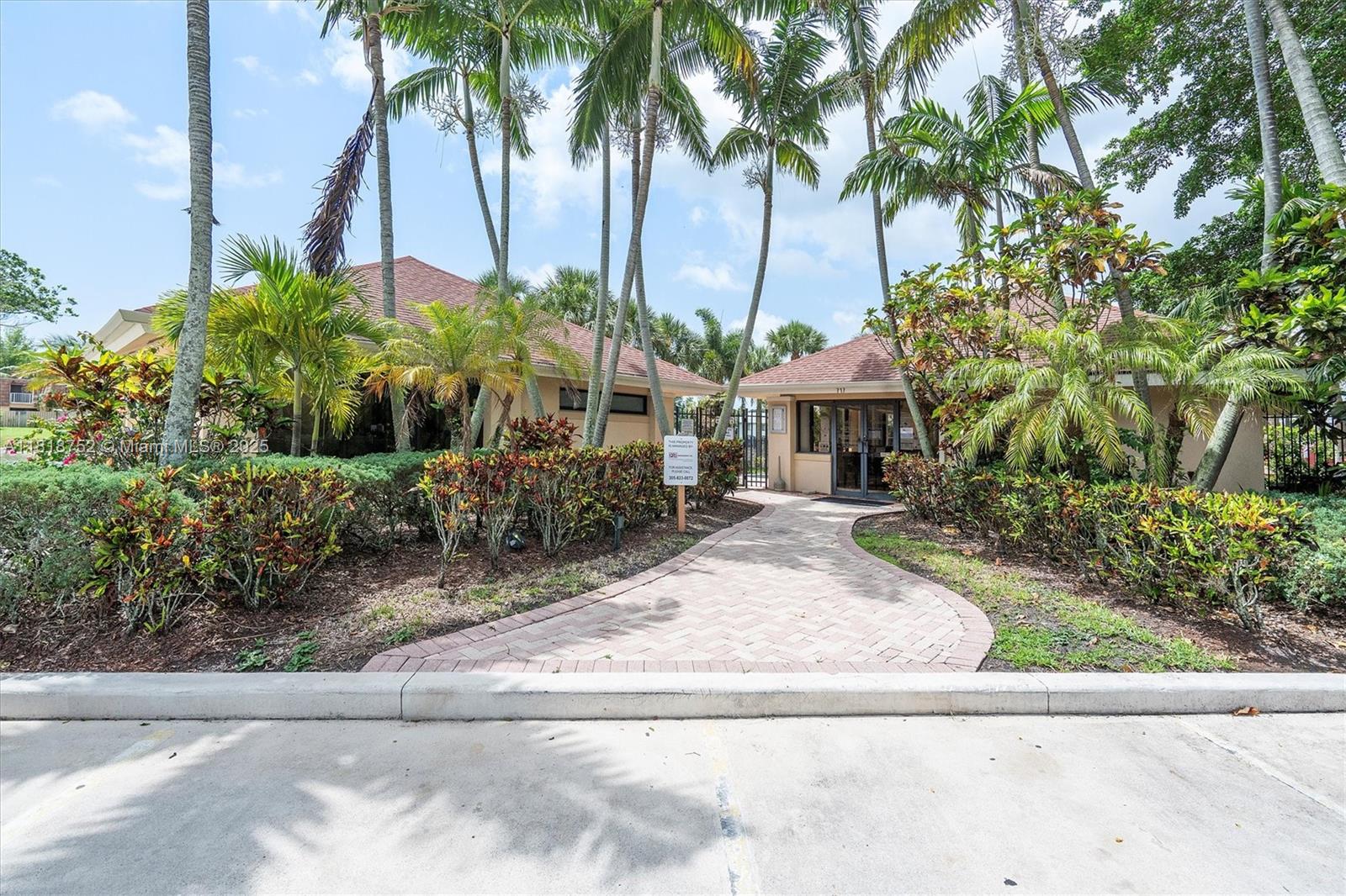 WATERSIDE LUXURY TOWNHOME - Residential