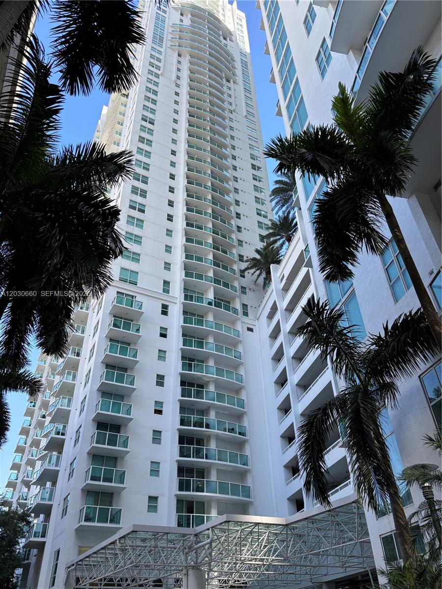 Great condo at Brickell on the River New floor and bathroom community, call listing agent for more information.