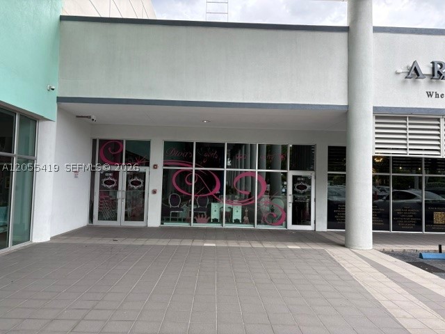 Retail space available for lease in a well-established Shopping Plaza located on a major corridor on SW 8th Street (Tamiami Trail) in Miami. The space has 1,622 SqFt, former Spa/beauty salon for Kids, located on the first floor, currently vacant and ready for immediate occupancy. Hight traffic with strong neighborhood co-tenancy. Ample on-site parking. Lease at 32/SF plus CAM $9/SF.