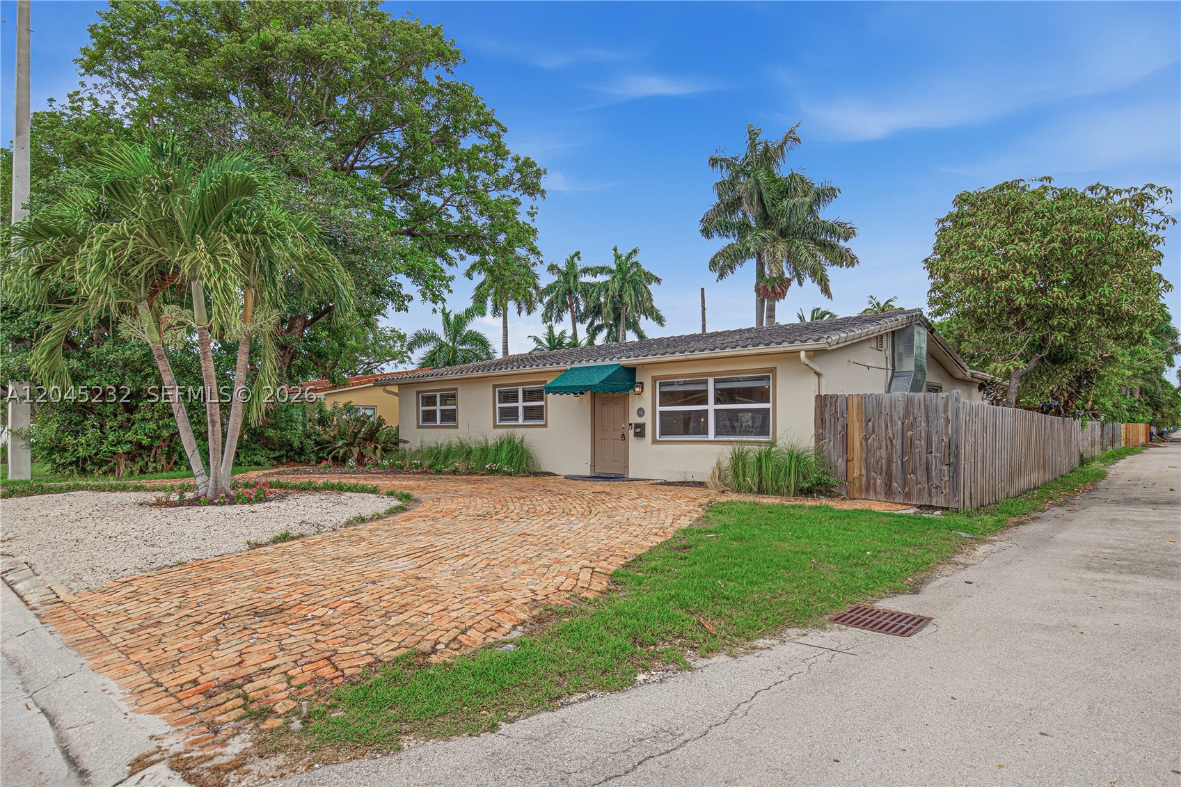 HOLLYWOOD LAKES SECTION - Residential