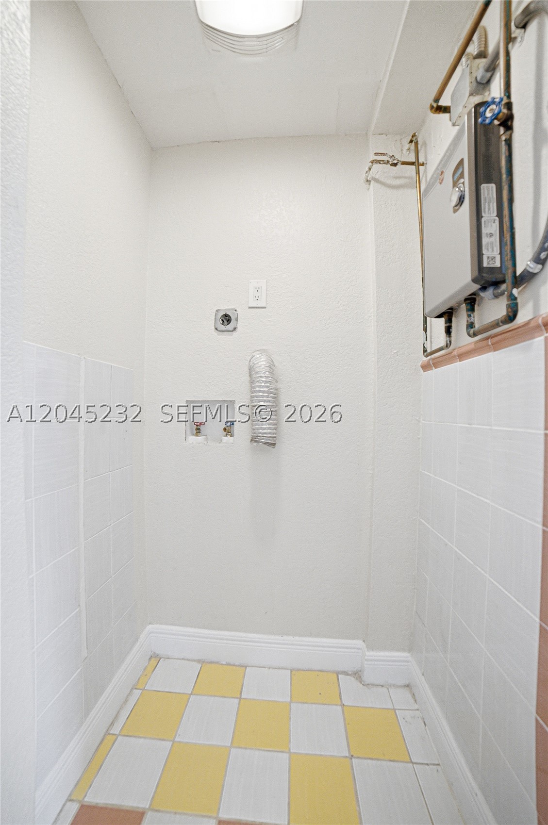 HOLLYWOOD LAKES SECTION - Residential