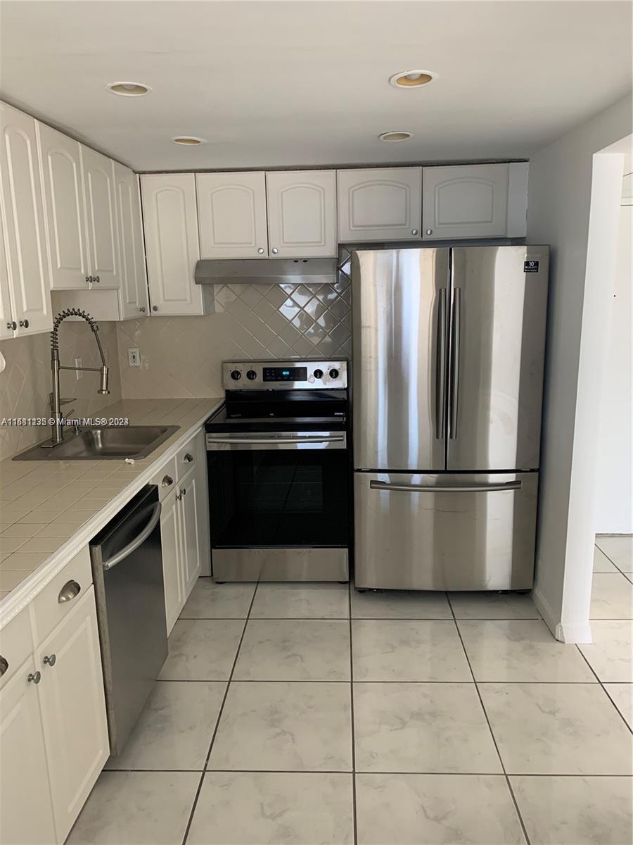 BRICKELL PLACE CONDO - Residential Lease