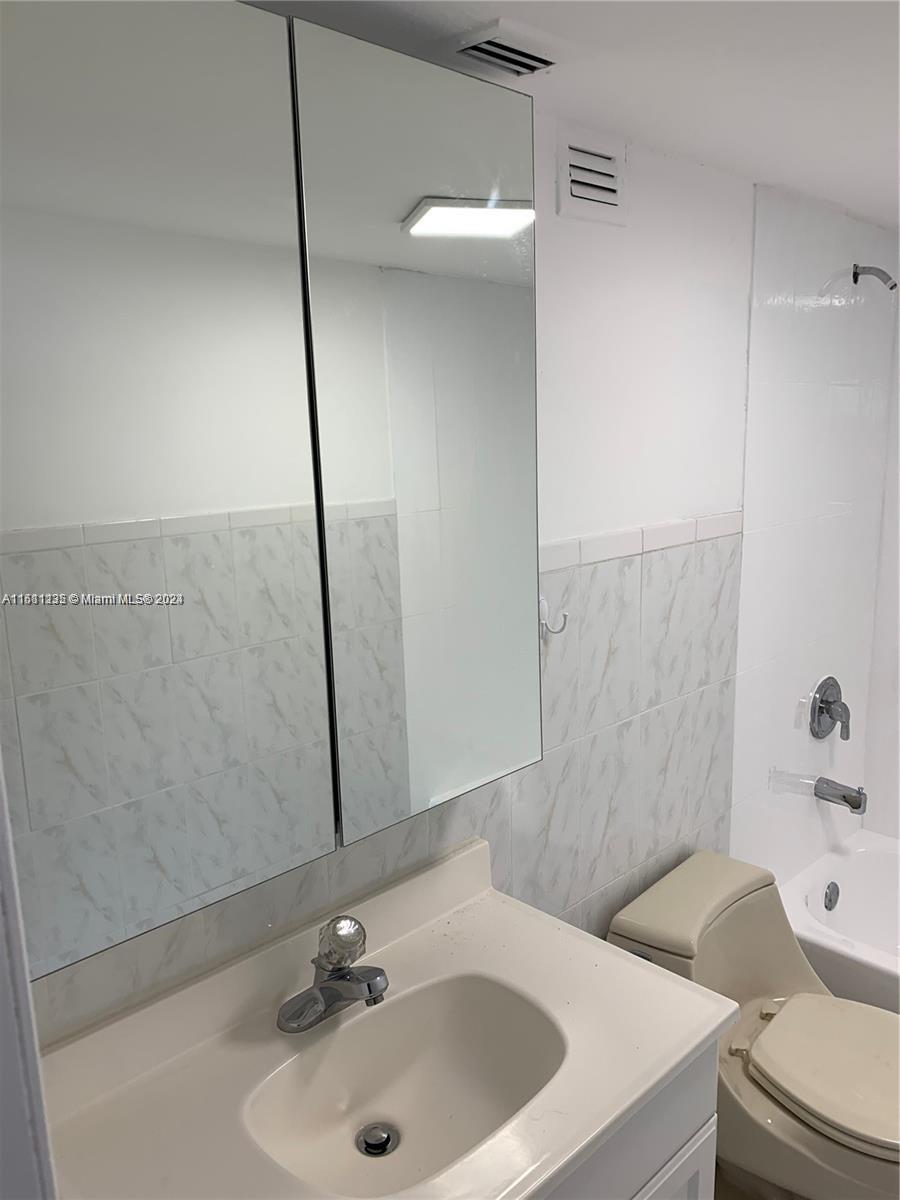 BRICKELL PLACE CONDO - Residential Lease