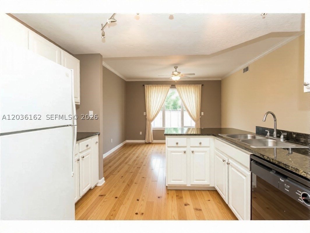 FOR THE FASTEST RESPONSE  AND EXPERT GUIDANCE REGARDING ANY QUESTIONS, PLEASE CONTACT OUR OFFICE DIRECTLY.
Application required prior to scheduling a showing. Available September 1st. Pet-friendly property.      
Experience premium Harbour Island living in this beautifully condo at Harbour Place City Homes! Boasting an open-concept layout.
Step outside your door and walk to the Tampa Riverwalk, Sparkman Wharf, Amalie Arena, and vibrant downtown dining. Complete with secure garage parking, this is the ultimate low-maintenance urban retreat