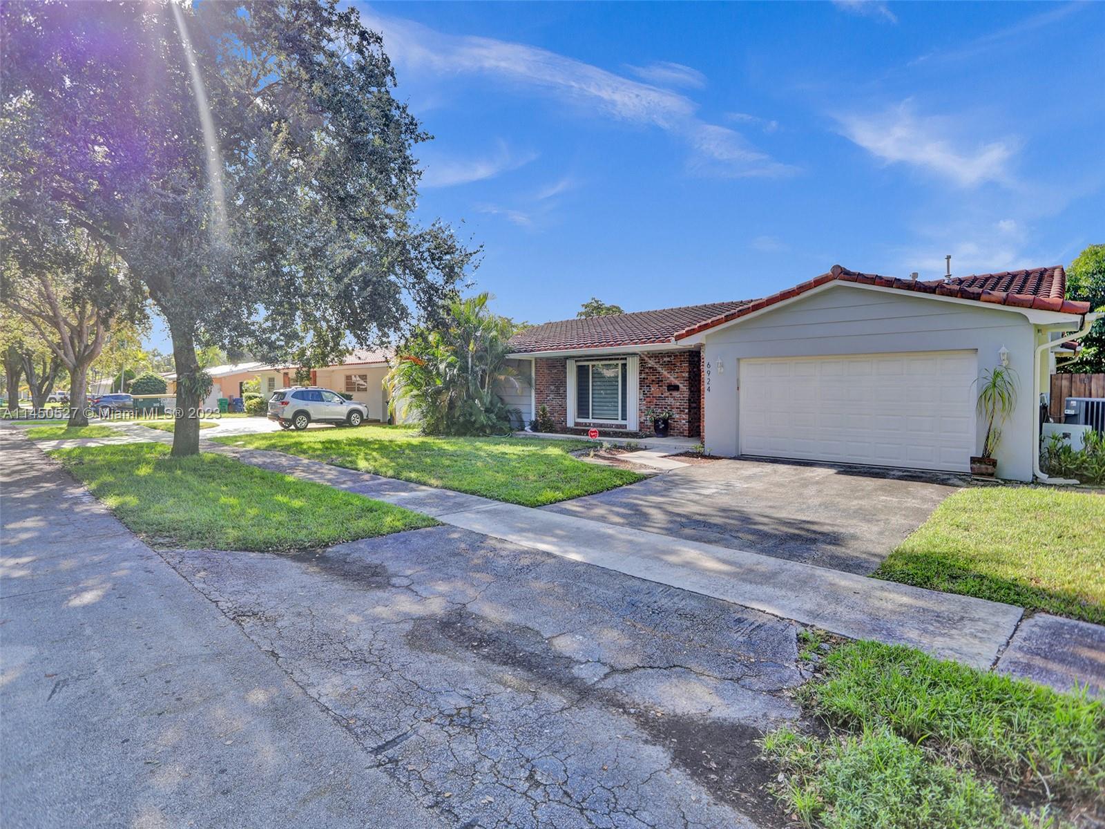 MIAMI LAKES SEC 4 - Residential