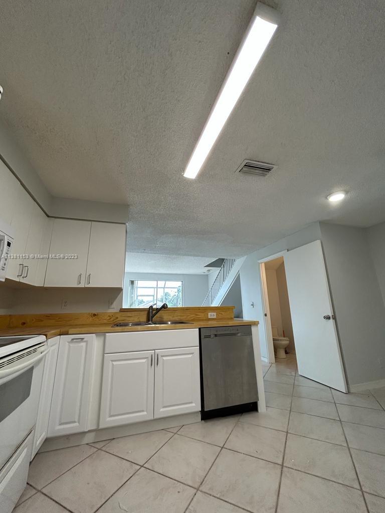 SECTORS 3 & 4 BOUNDARY PL - Residential Lease