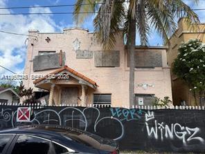 GREAT INVESTMENT OPPORTUNITY.DEVELOPERS, INVESTORS, AND REBUILDERS! 6 UNITS 10 BEDROOMS 6 BATHROOMS It's time to take advantage of the Grove's resurgence! INCREDIBLE 5000 sq ft REBUILDABLE PROPERTY located in The Grove's "OPPORTUNITY ZONE, this prime property, located in the thriving area of Miami, offers great potential for buildable units. Thanks to its strategic location, this property offers an exceptional opportunity, close to amenities and a dynamic commercial environment, in one of Miami's most coveted areas. GENERAL T4-R 3900 - MULTI-FAMILY - 38-62 U/A No appointment needed!!!!