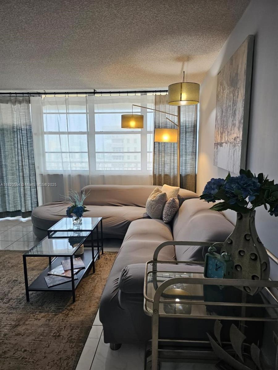 Beautifully remodeled 2Bd/2Br apartment with spacious balcony facing south. Building has many amenities such: sauna, gym, game room, pool and many more. Excellent location, walking distance to the beach, restaurants, shops, public parks and supermarkets. Located withing walking distance to the ocean.