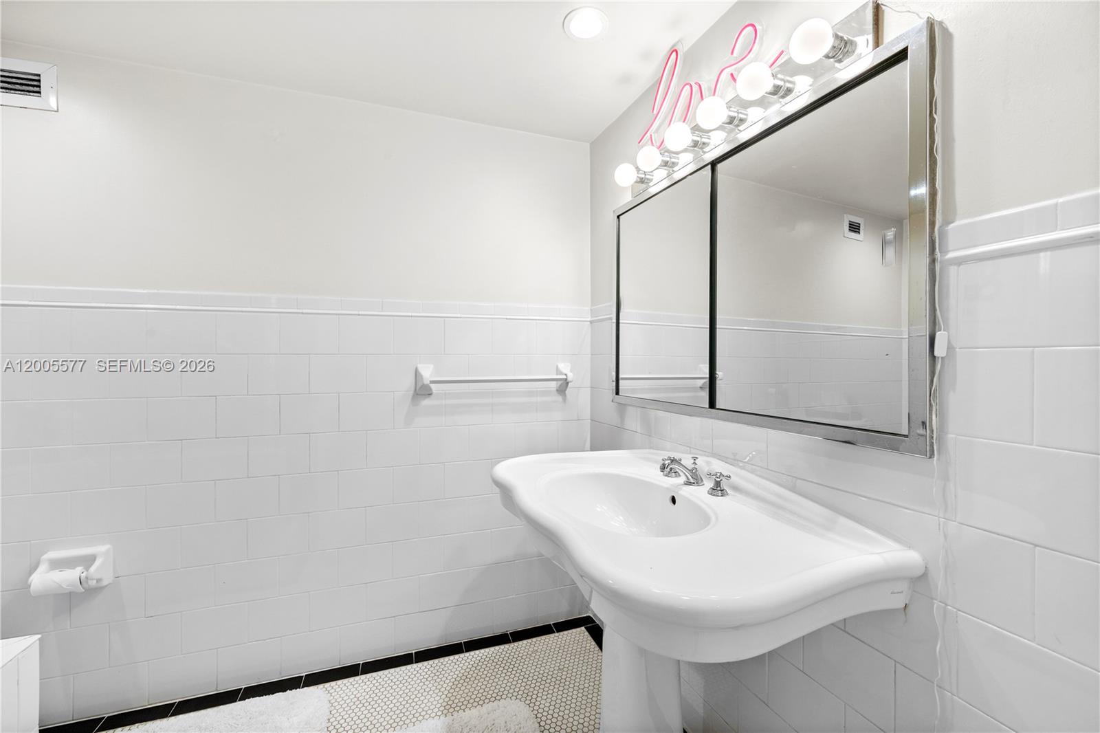 IMPERIAL HOUSE CONDO - Residential