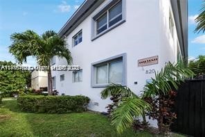 Immerse yourself in the Miami Beach, South Beach, lifestyle. Located just minutes away from the renowned Lincoln Road Mall and its array of shops and restaurants. Tenant occupied, 24 hrs notice.