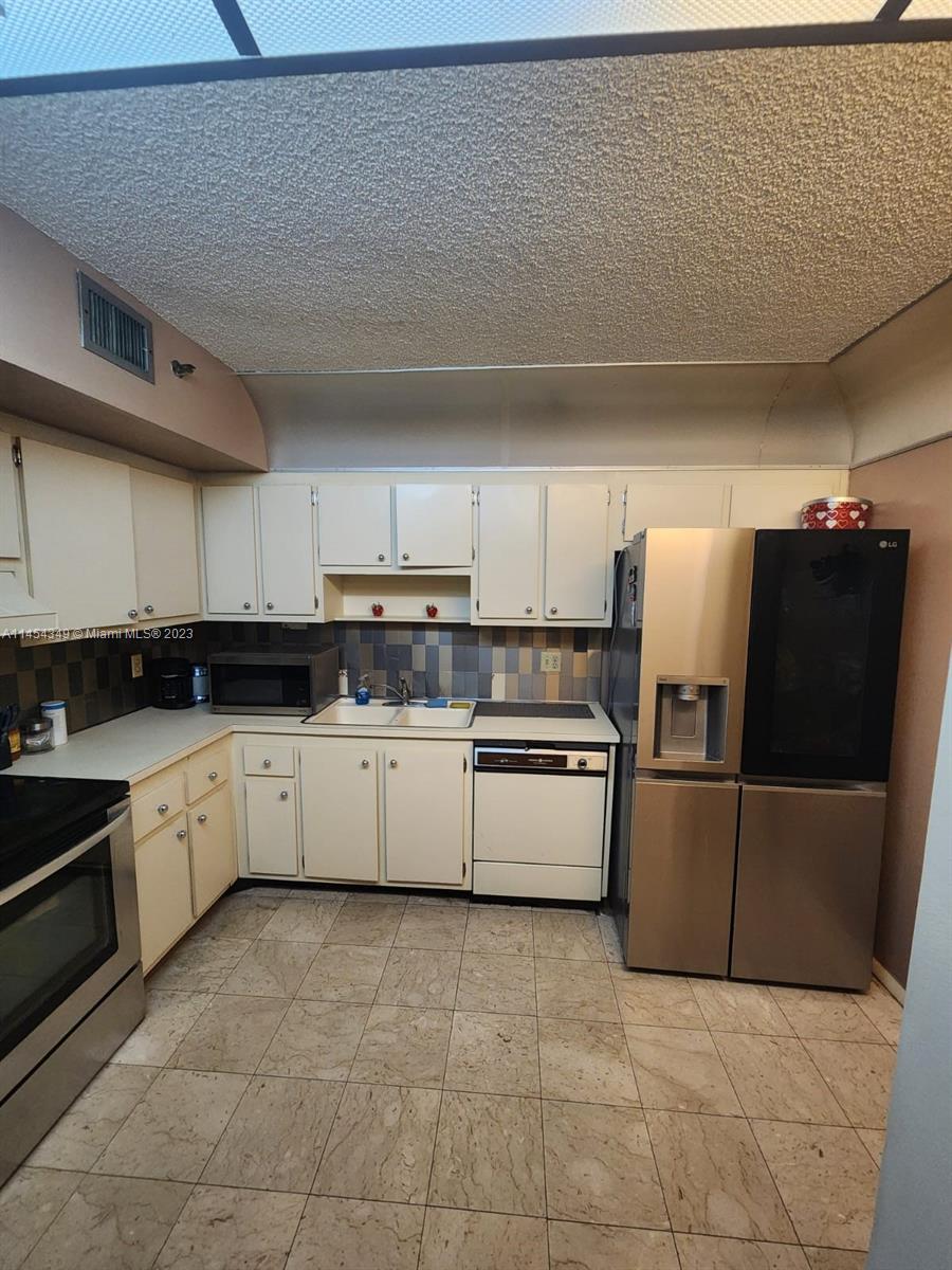HILLCREST EAST NO 20 COND - Residential