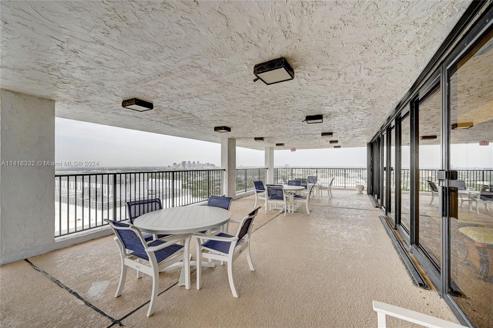 CORINTHIAN ON THE INTRACO - Residential