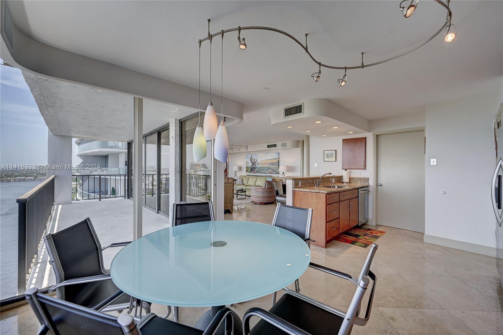 CORINTHIAN ON THE INTRACO - Residential