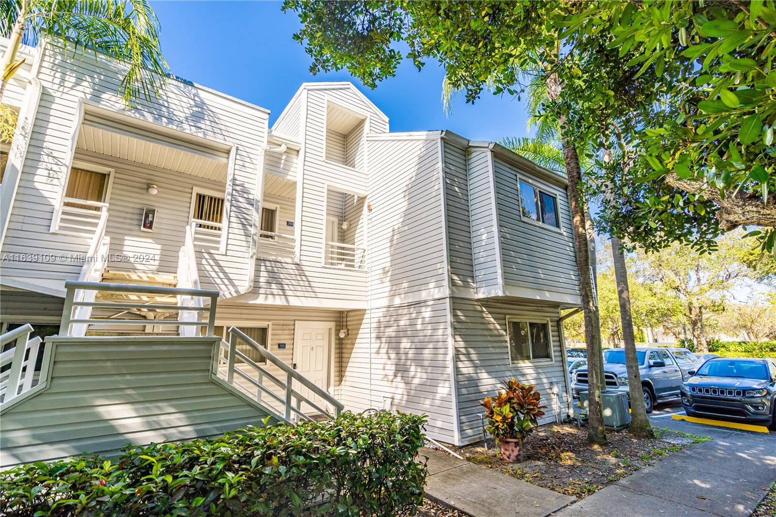 SUMMER LAKE - Residential
