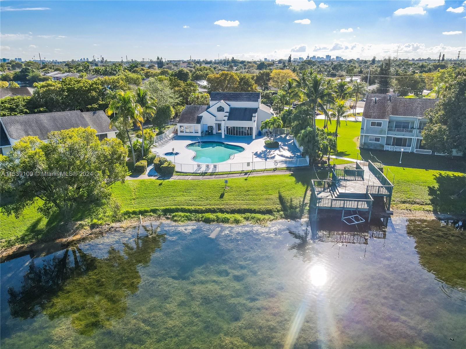SUMMER LAKE - Residential