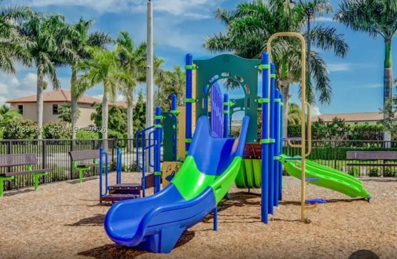 WYNDHAM LAKES PLAZA - Residential