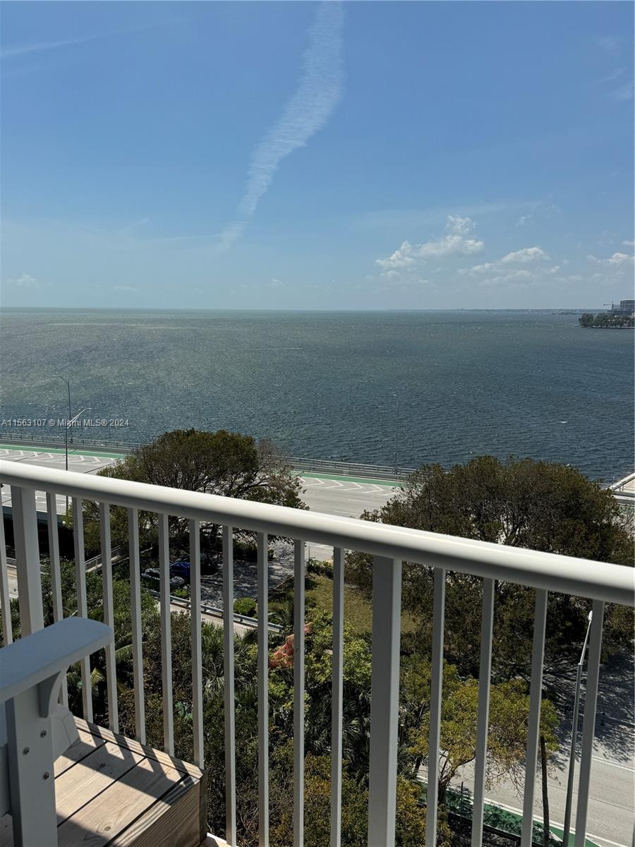 Charming 1BD/1.5BA remodeled apartment in prime Brickell location.  Enjoy unobstructed ocean view from the balcony, open kitchen, comfortable closet. PLUS, in unit washer/dryer and covered parking space. Family-friendly building. Carpet on the bedroom is new, and in perfect conditions.
Don't miss this seaside gem! Pool is under renovation until further notice.