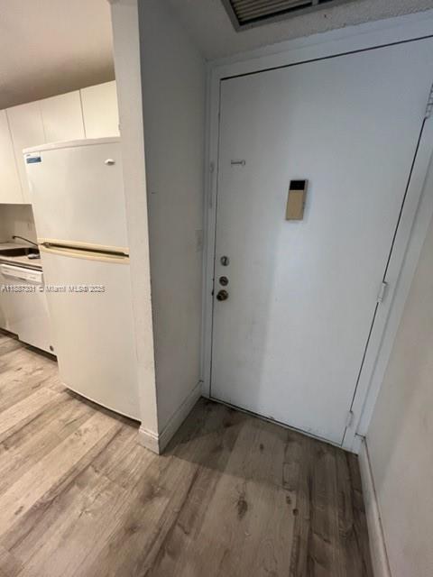 1 BATHROOM/1 BEDROOM UNIT LOCATED IN THE GREATEST COMMUNITY OF ENVIRON I WITH A LOT OF AMENITIES INCLUDING BOWLING, TENNIS, GYM, TABLE TENNIS, BILLIARDS, THEATER, CLUBHOUSE AND SO MUCH TO ENJOY.