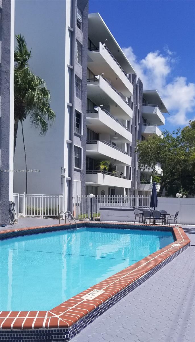 THE VINTAGE CONDO - Residential