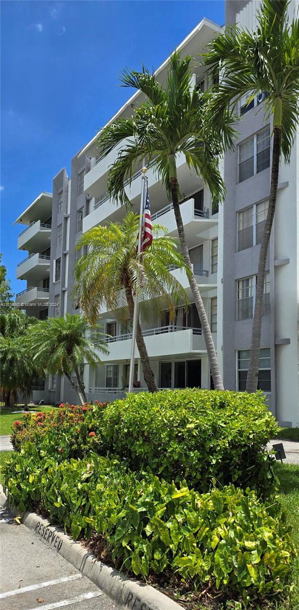 Price to Sell !!!Spacious and Bright 1 Bedroom 1 ½ Bath with assigned 1 parking and storage space
Entrance and Hallways have been renovated, A+ Rated Schools 
walking distance to the beach, shopping, dining amenities, blocks away from Kane Concourse/ 96TH Street. Don't miss out on this opportunity.
Tenant occupied paying $2,150.00 per month until November 30TH 2024
The Vintage Condominium Offers comfort in a quiet building on Bay Harbor Island, Great Location!!!
No Rentals Restrictions. OWNER MOTIVATED .
