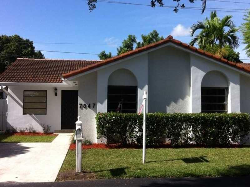 COZY, COMFORTABLE HOME, QUIET, GATED, FAMILY ORIENTED COMMUNITY, EASY ACCESS TO TURNPIKE AND EXPRESSWAYS. SCREENED PATIO.CERAMIC FLOORS AMENITIES:POOL, TENNIS COURT, PLAY GROUND. ***GATE Access:548