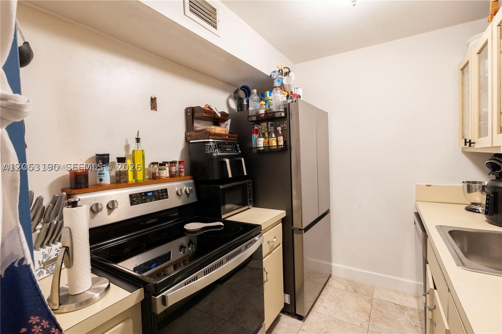 KINGSTON SQUARE CONDO - Residential Lease