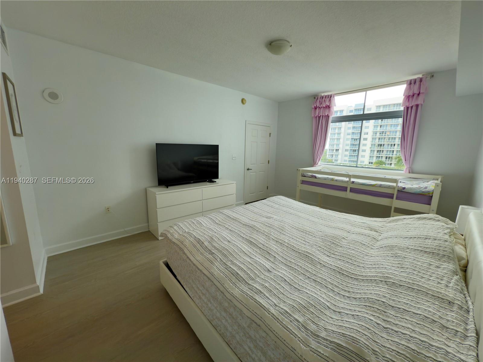 HOLLYWOOD STATION RES CON - Residential