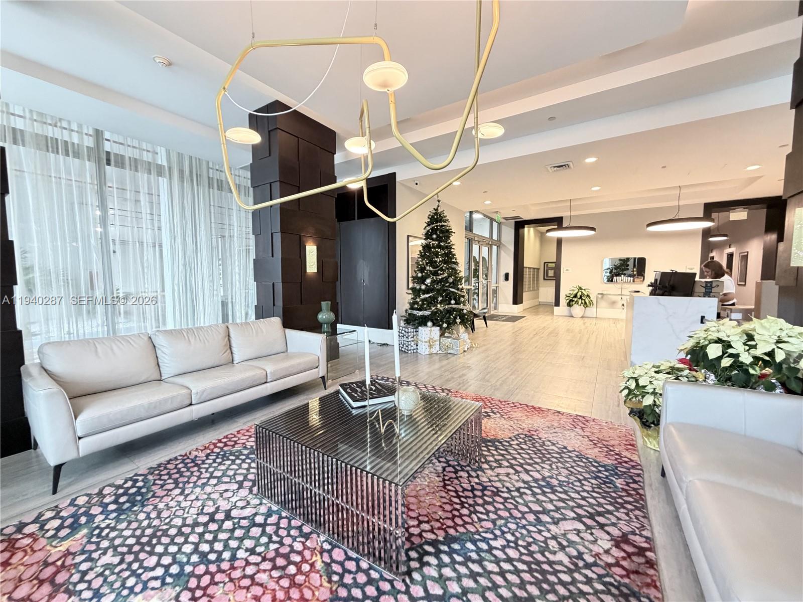 HOLLYWOOD STATION RES CON - Residential