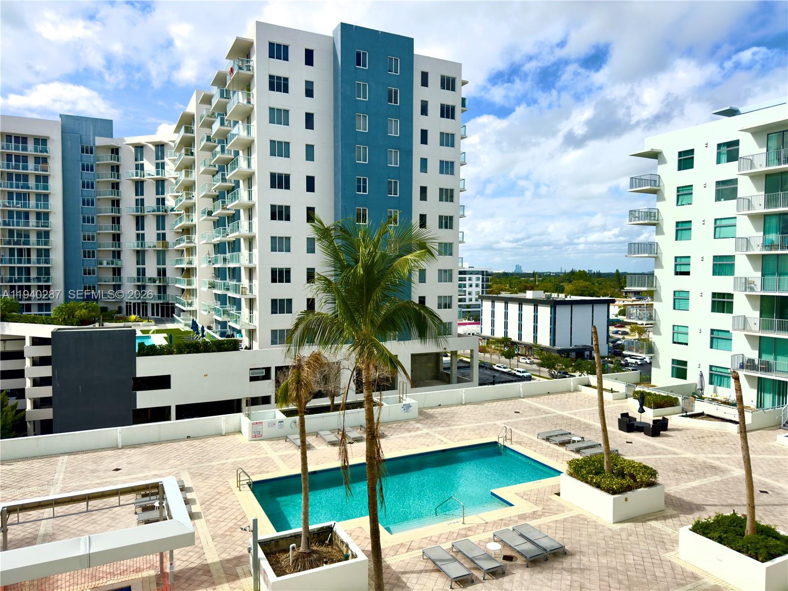 HOLLYWOOD STATION RES CON - Residential