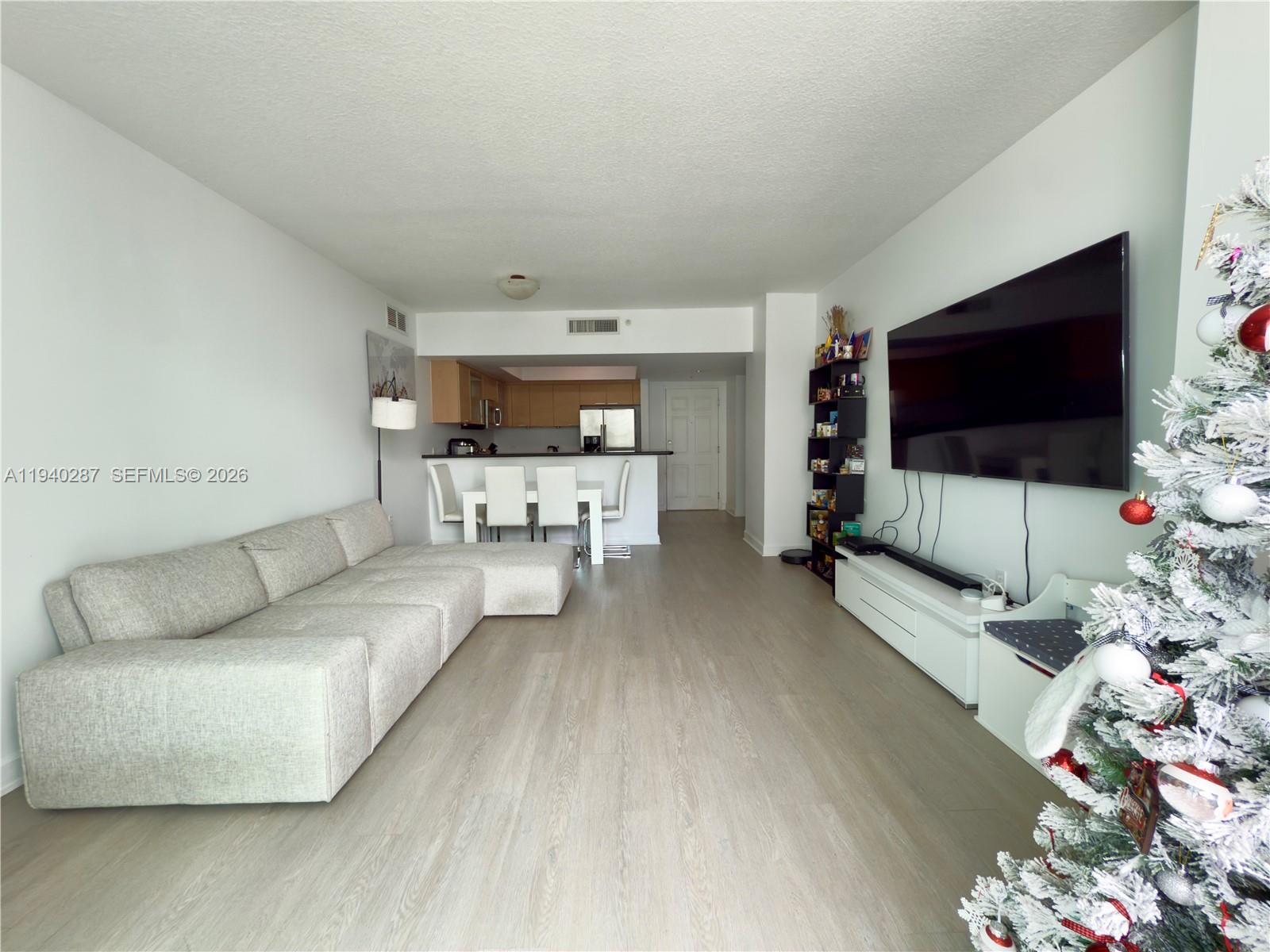 HOLLYWOOD STATION RES CON - Residential