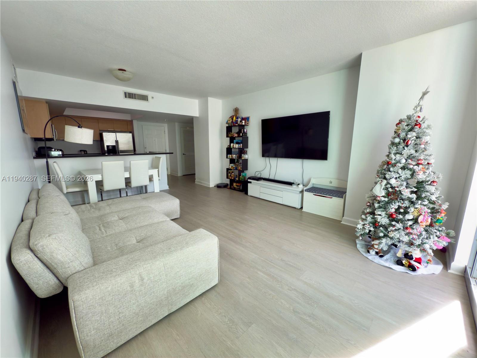 HOLLYWOOD STATION RES CON - Residential