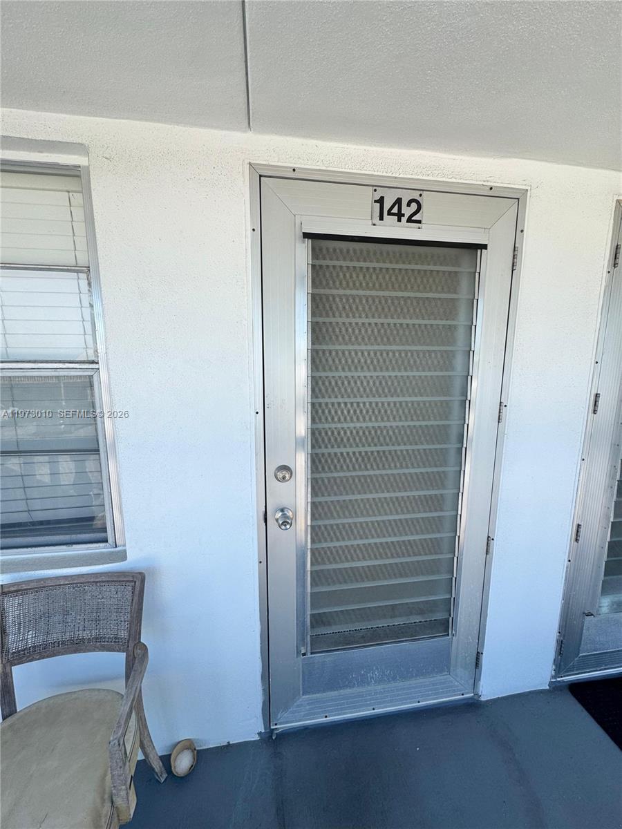CHARMING 1/1- 2ND FLR UNIT- IN CV-24HR SECURITY GUARD GATED COMMUNITY. LIVE THE ACTIVE FLA LIFESTYLE YOU HAVE ALWAYS DREAM ABOUT FOR NEXT TO NOTHING. METICULOUSLY MAINTAINED-- READY FOR A QUICK SALE AND OWNERS ARE MOTIVATED..CV OFFERS SIX COMMMUNITY POOLS,HUGE CLUBHOUSE,FREE BUS SERVICE AT YOUR DOOR FOR SHOPPING. GREAT CENTRAL LOCATION.. JUST BLKS FROM TURNPIKE..DOWNTOWN WPB, AND BEACHES..