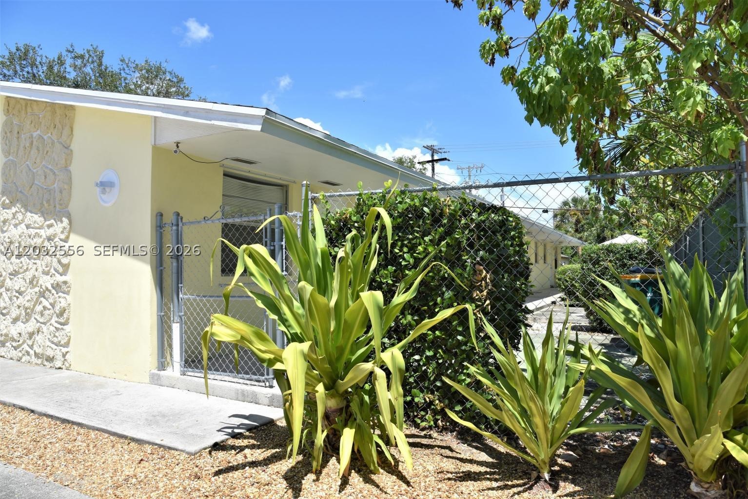 EXCELLENT LOCATION, MULTI-FAMILY PROPERTY VERY CLOSE TO THE BEACH & DOWNTOWN 
FOUR UNITS 1/1
GREAT CONDITONS !