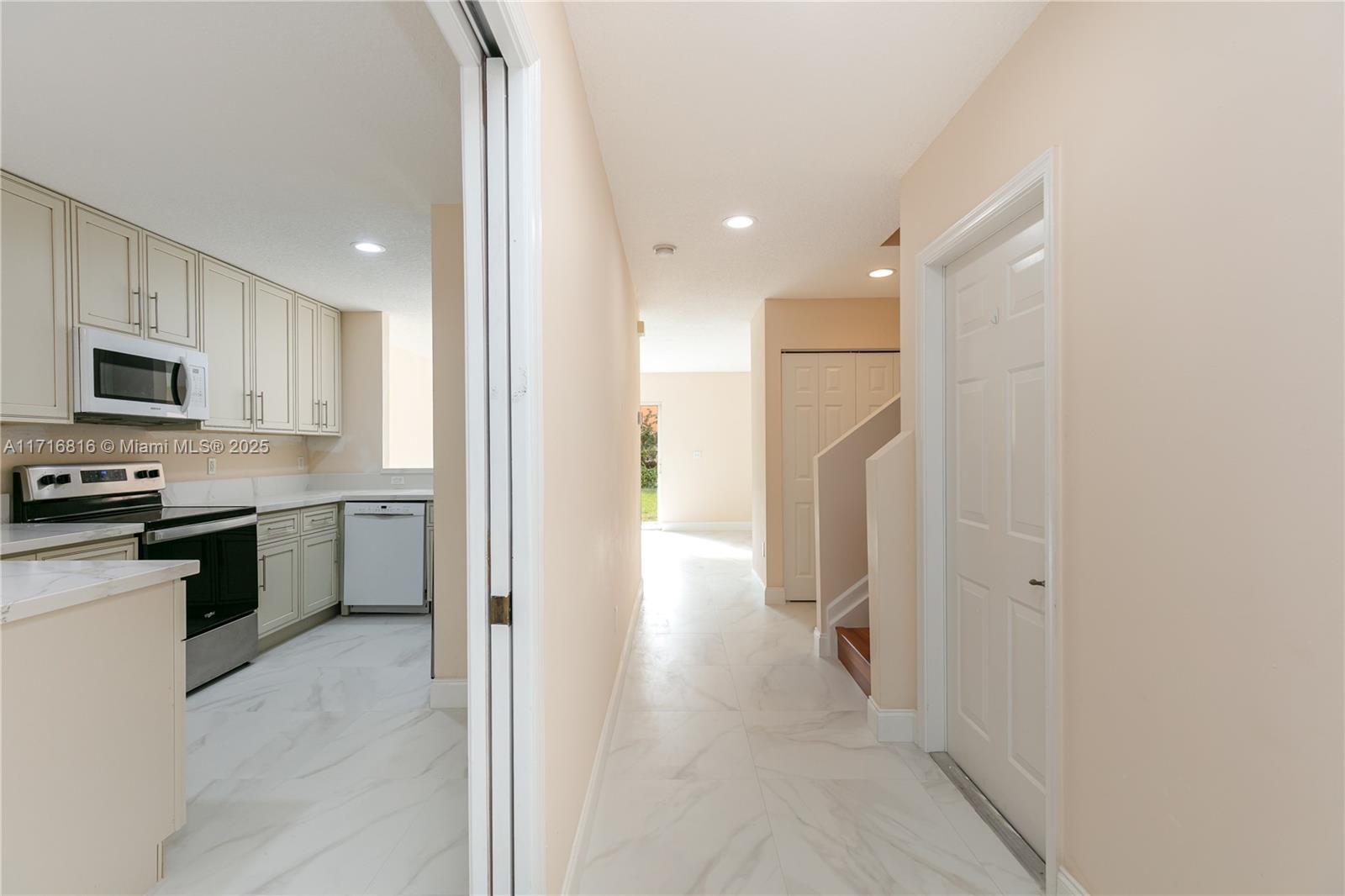 SUNSET PLAZA - Residential Lease
