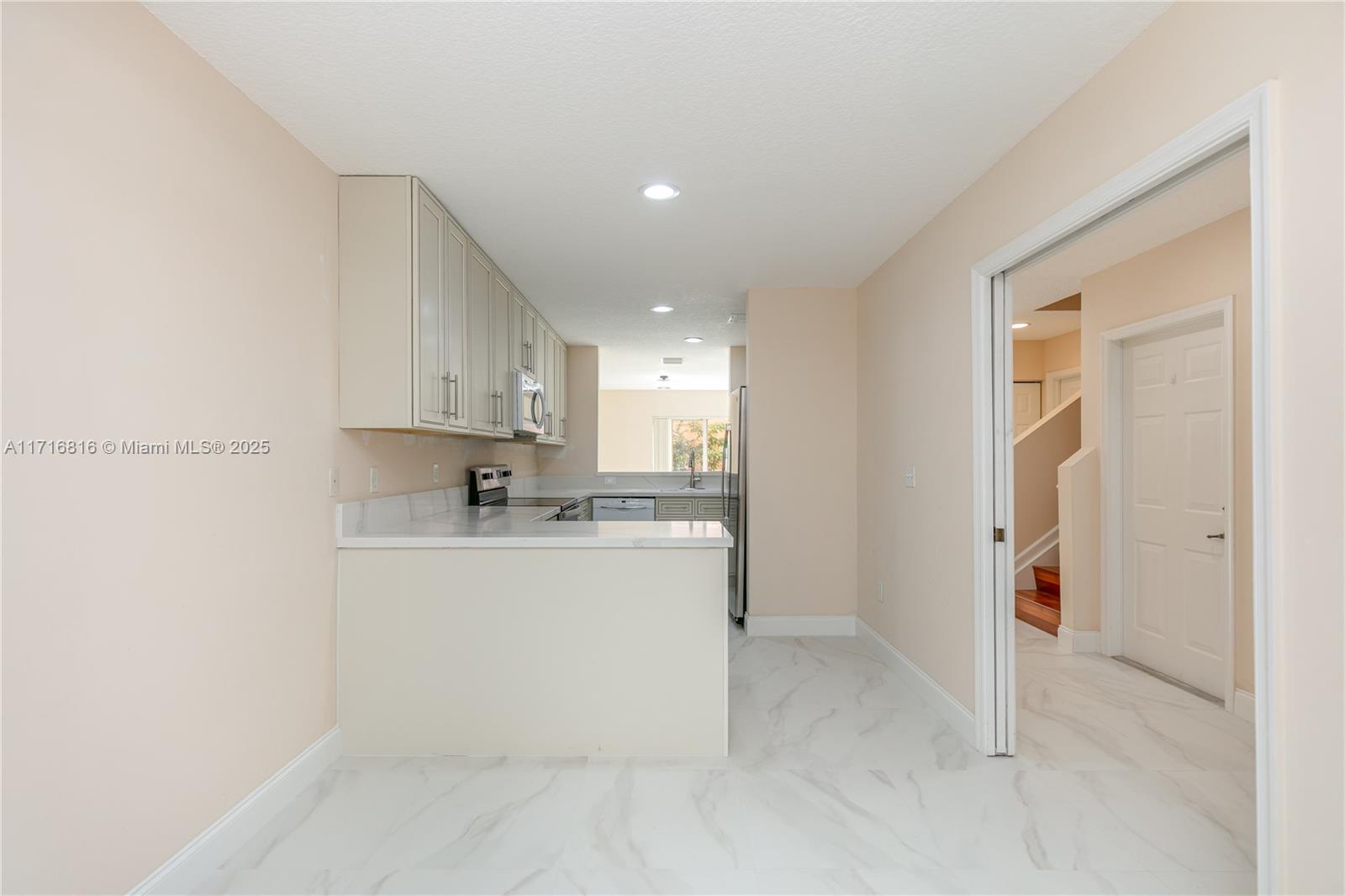 SUNSET PLAZA - Residential Lease