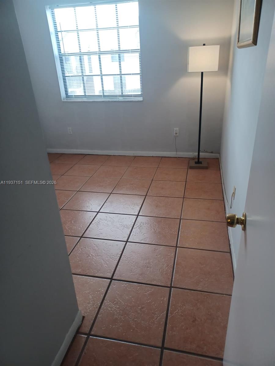LAKESHORE CONDO 4 - Residential