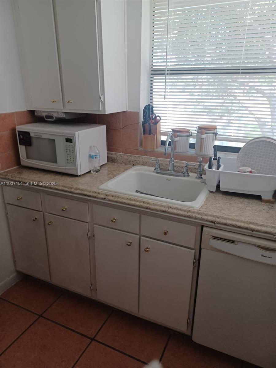 LAKESHORE CONDO 4 - Residential
