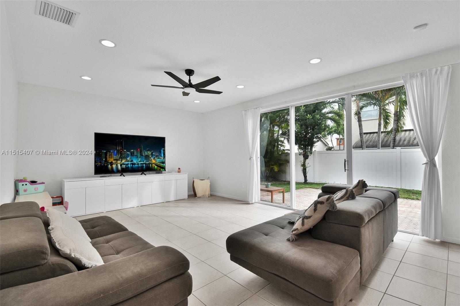 RIVIERA ISLES III - Residential