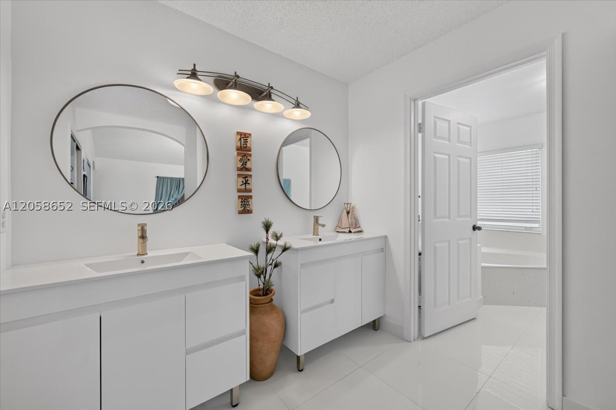 REPLAT OF COUNTRY LAKES - Residential