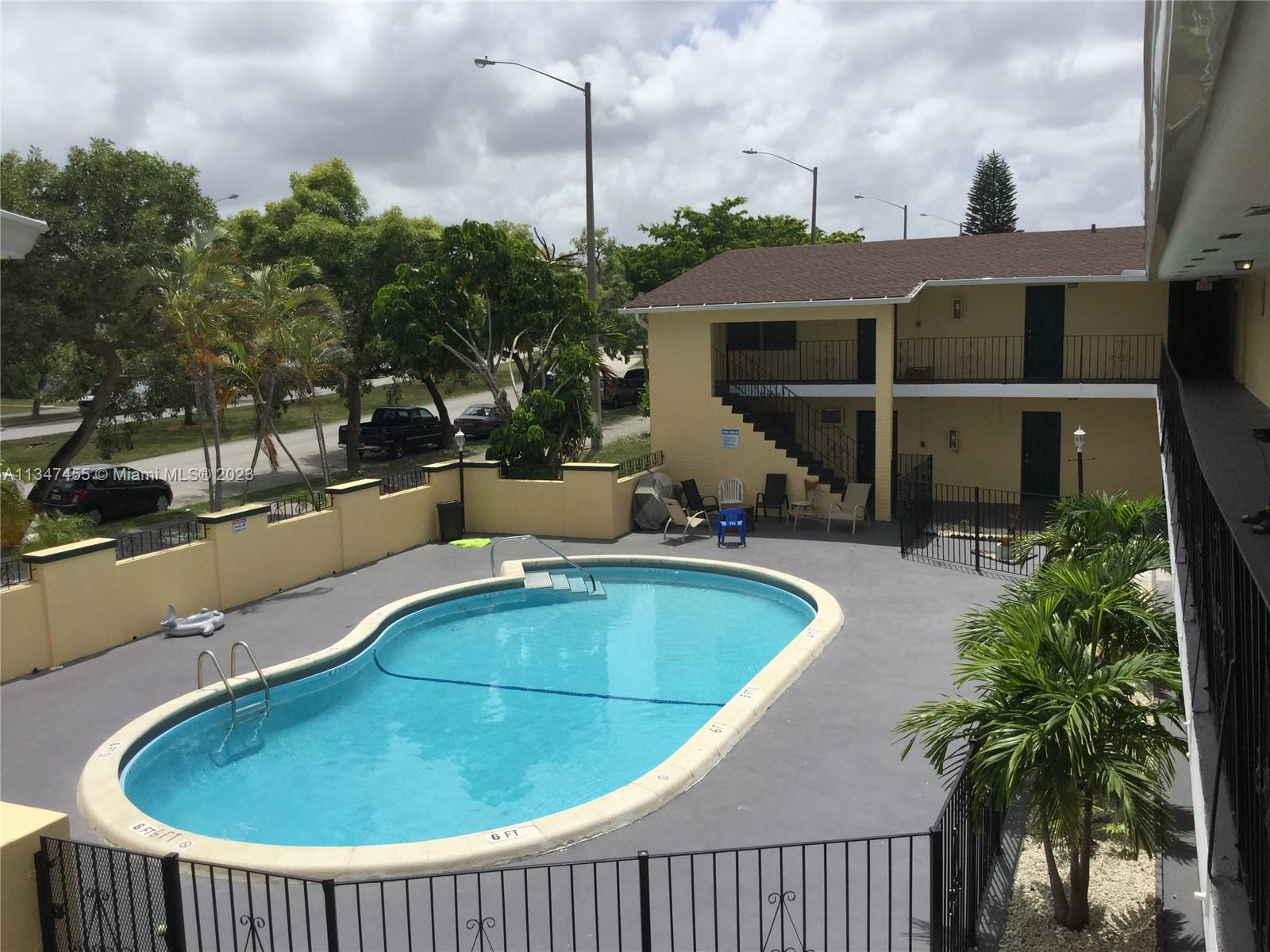 2 bedroom 1 1 bath pool  tile floors washer dryer in 16 apartment complex well maintained 
Excellent location 5 min to Aventura mall