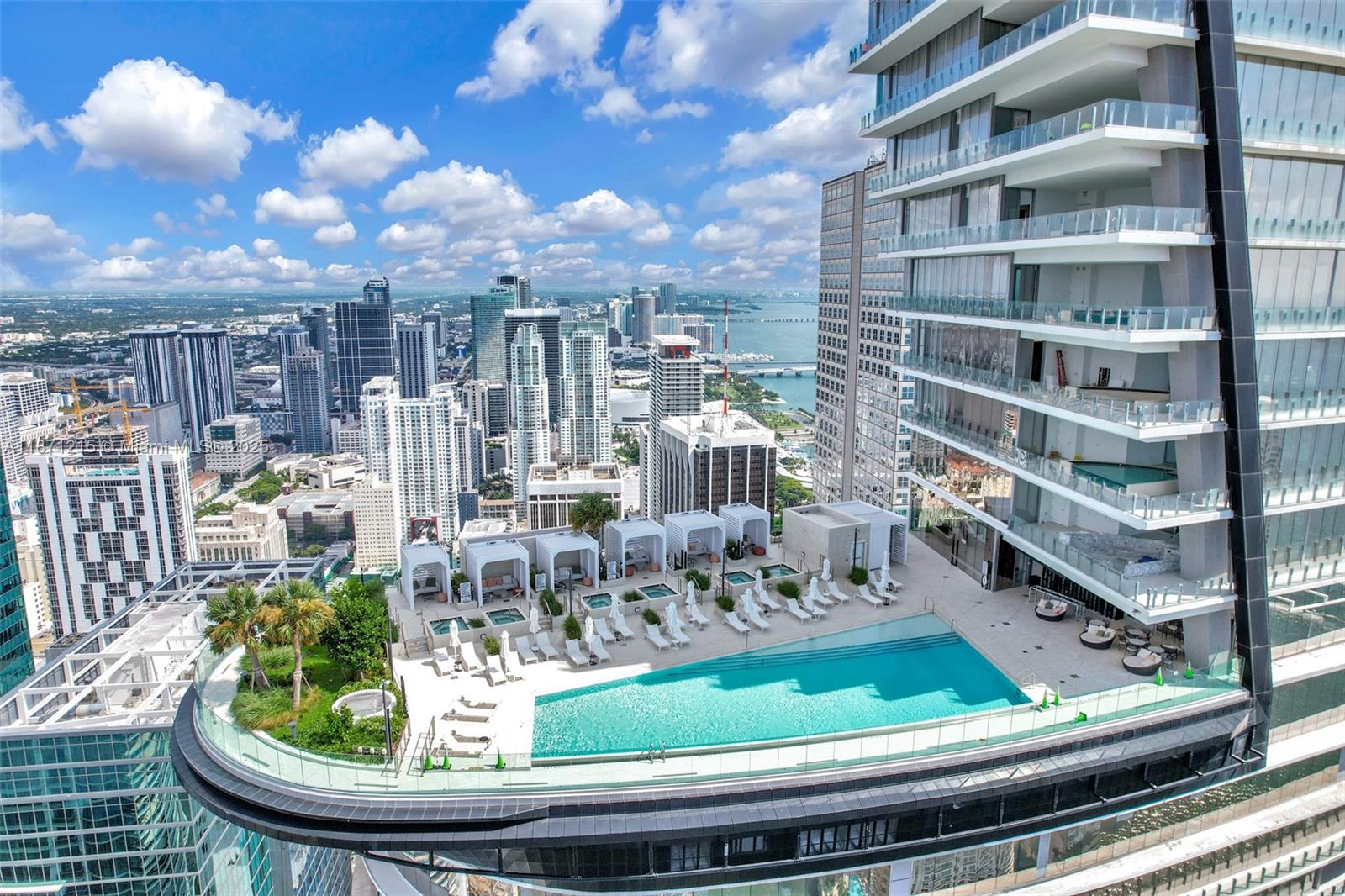 300 BISCAYNE BLVD WAY COND - Residential