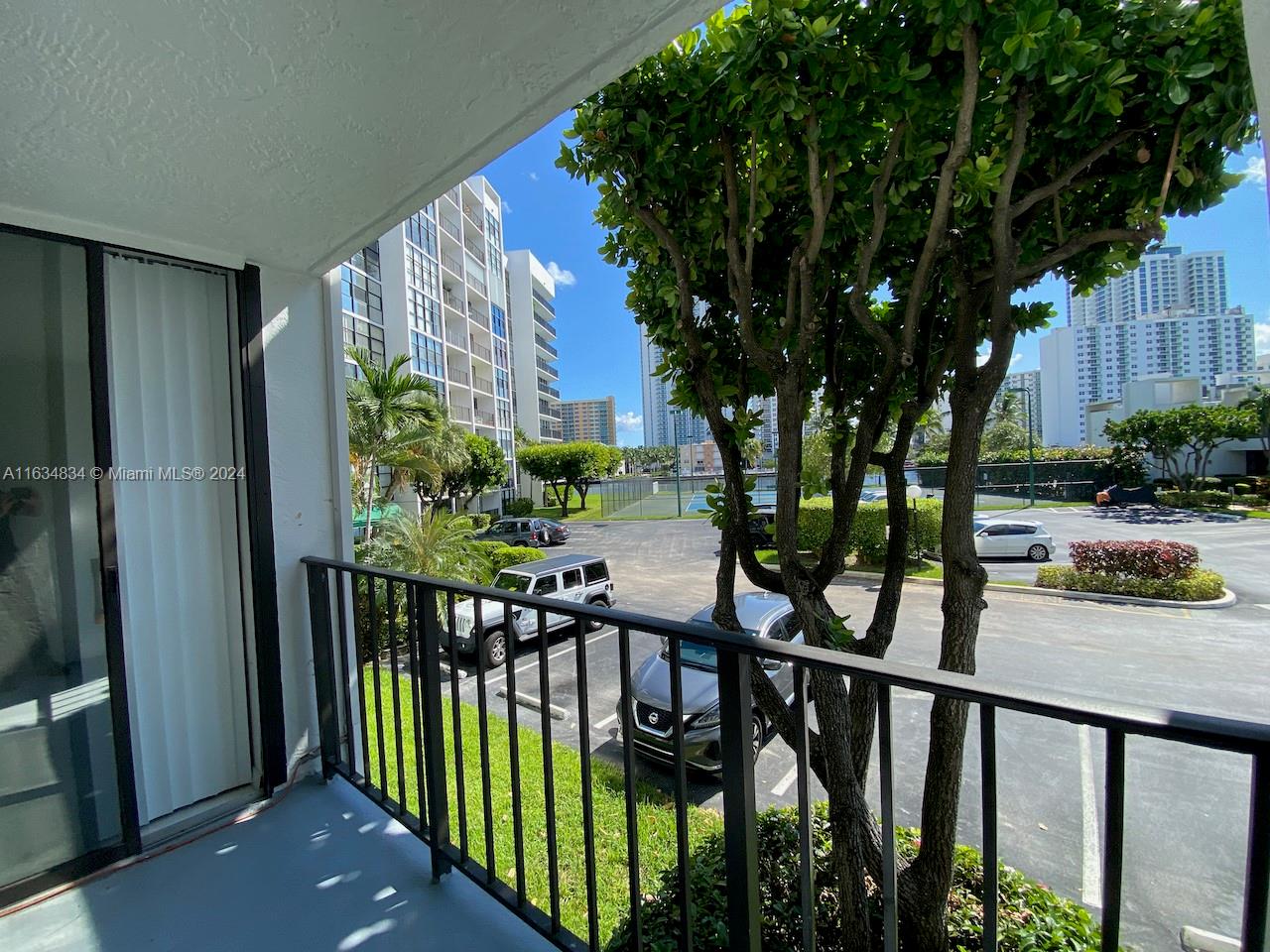 WATERFRONT 1 bed/1.5 baths + large DEN condo. FLOOR-TO-CEILING WINDOWS, ELEGANT TILE FLOORS THROUGHOUT, SPACIOUS ROOMS.