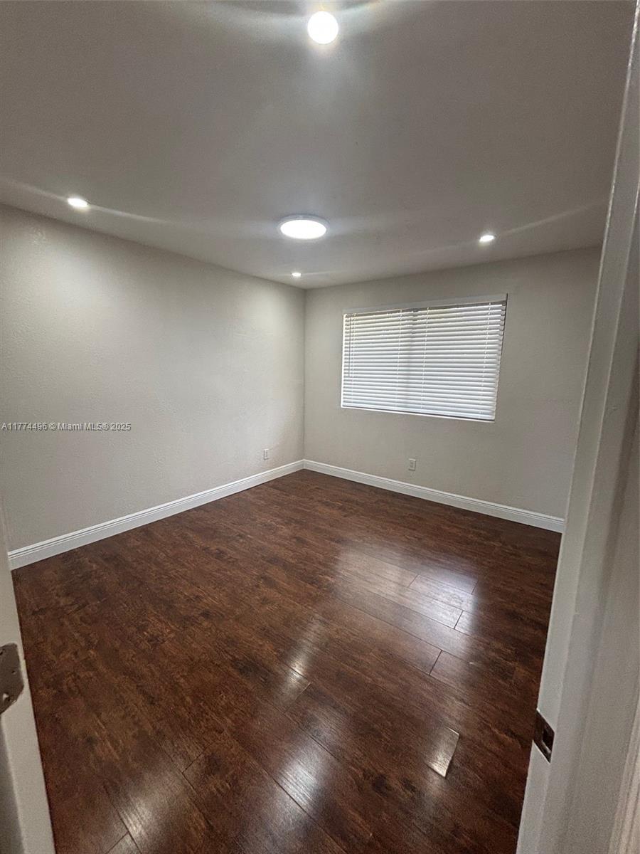 JUST REDUCED. Beautiful apartment unit on the second flor of the house, Price included Water and Electricity. 2 PARKING also included.