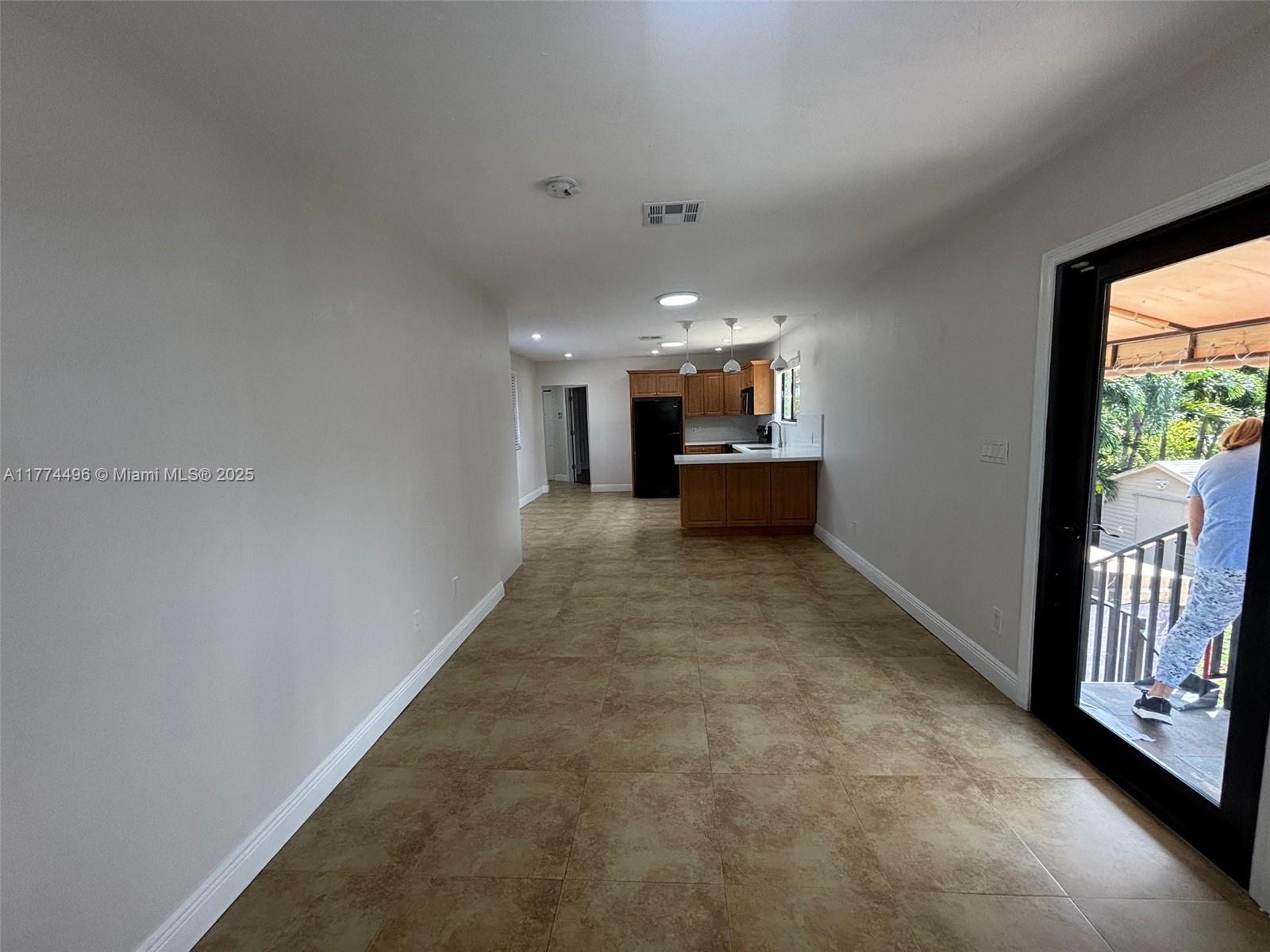 TROPICAL ESTATES - Residential Lease
