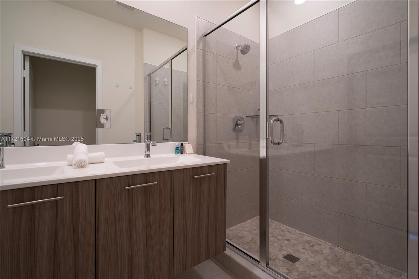 DOWNTOWN DORAL SOUTH PHAS - Residential