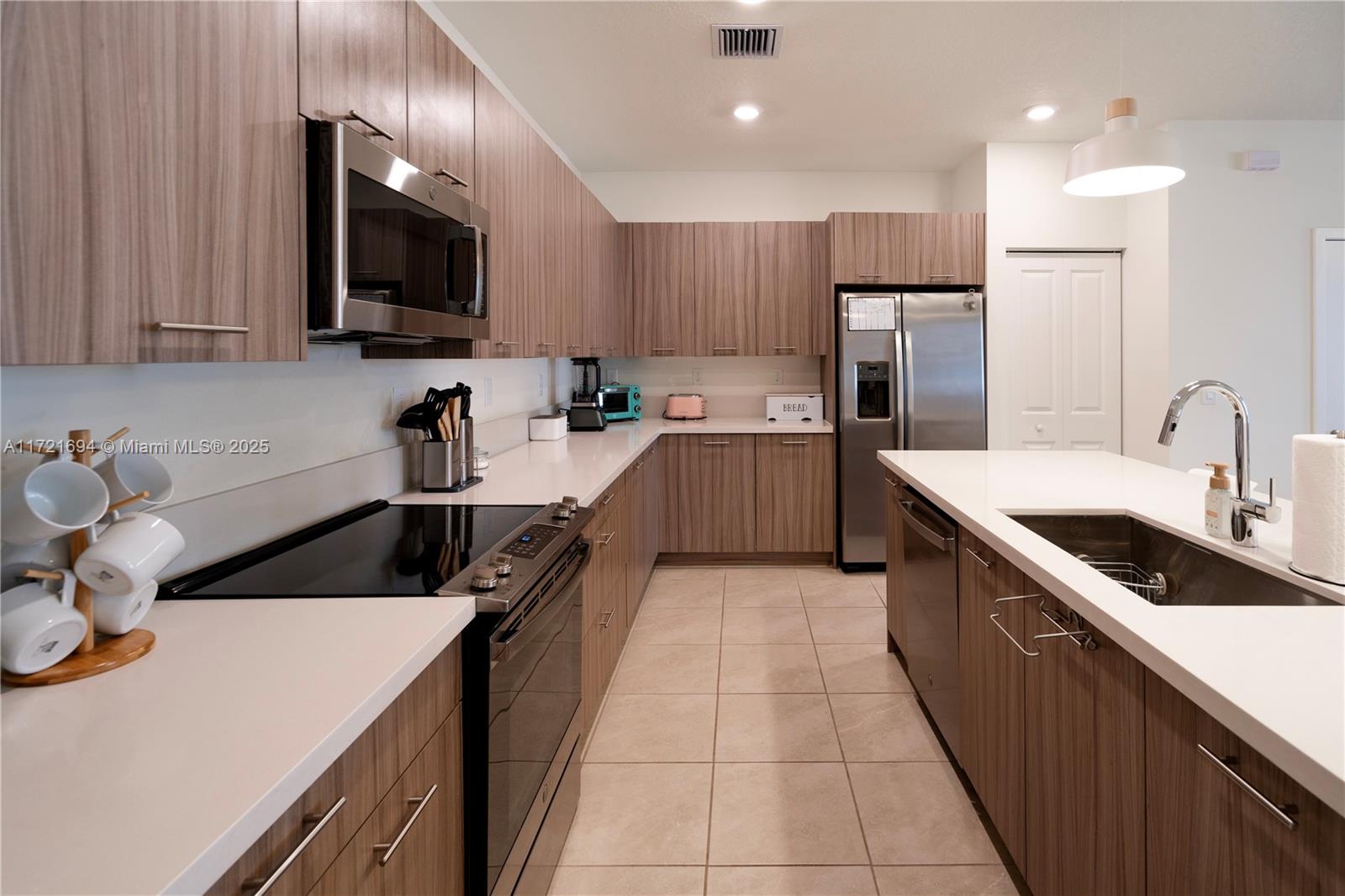 DOWNTOWN DORAL SOUTH PHAS - Residential