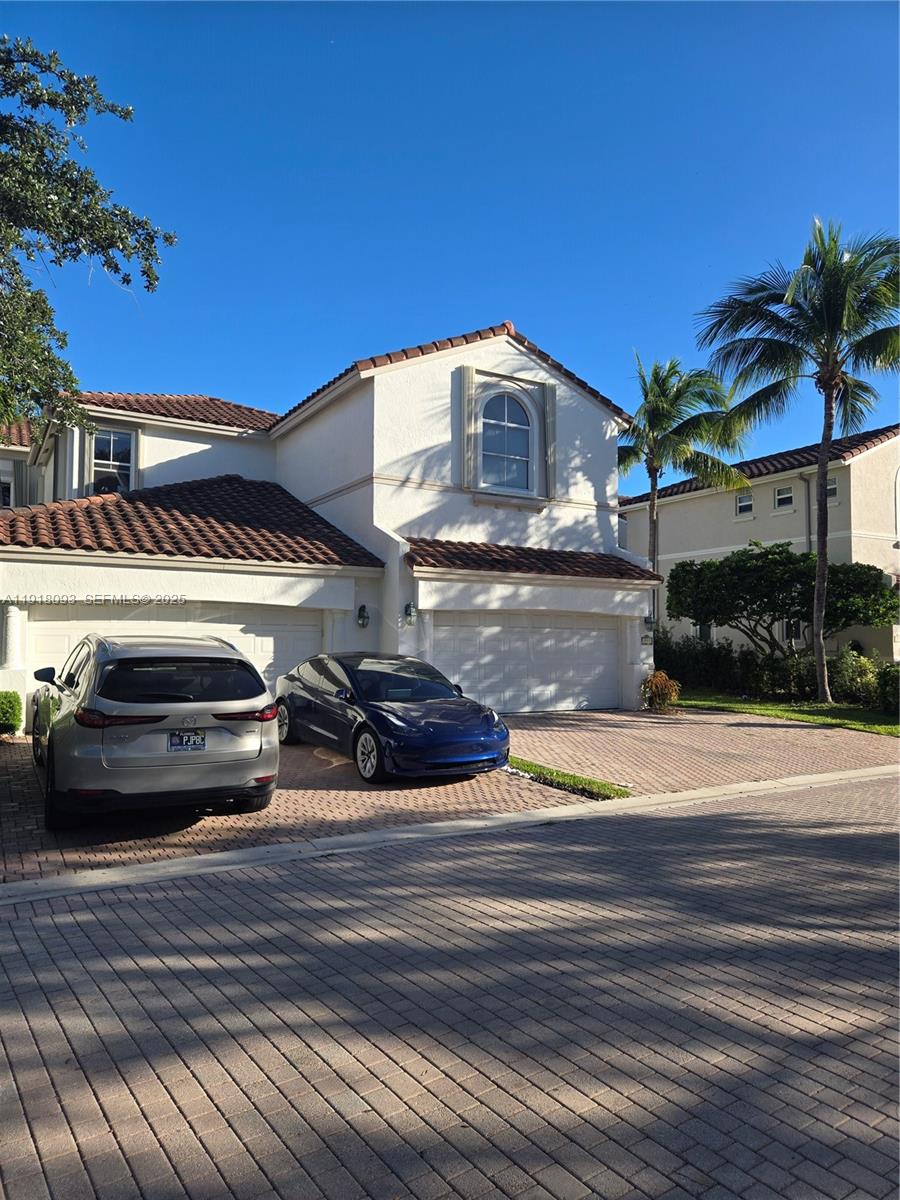 GREAT OPPORTUNITY TO PURCHASE A FIXER UPPER ! OWNER MOTiVATED- SUBMIT ALL OFFERS - This 3b/2.5b townhome with an office , private dock , in the Harborview gated community offers luxury amenities including tennis , gym ,sauna, pool,basketball courts , clubhouse, pickleball and marina . This unit is ready for your personal touch do not miss out on this rare opportunity to own in one of Hollywoods most sought after communities !