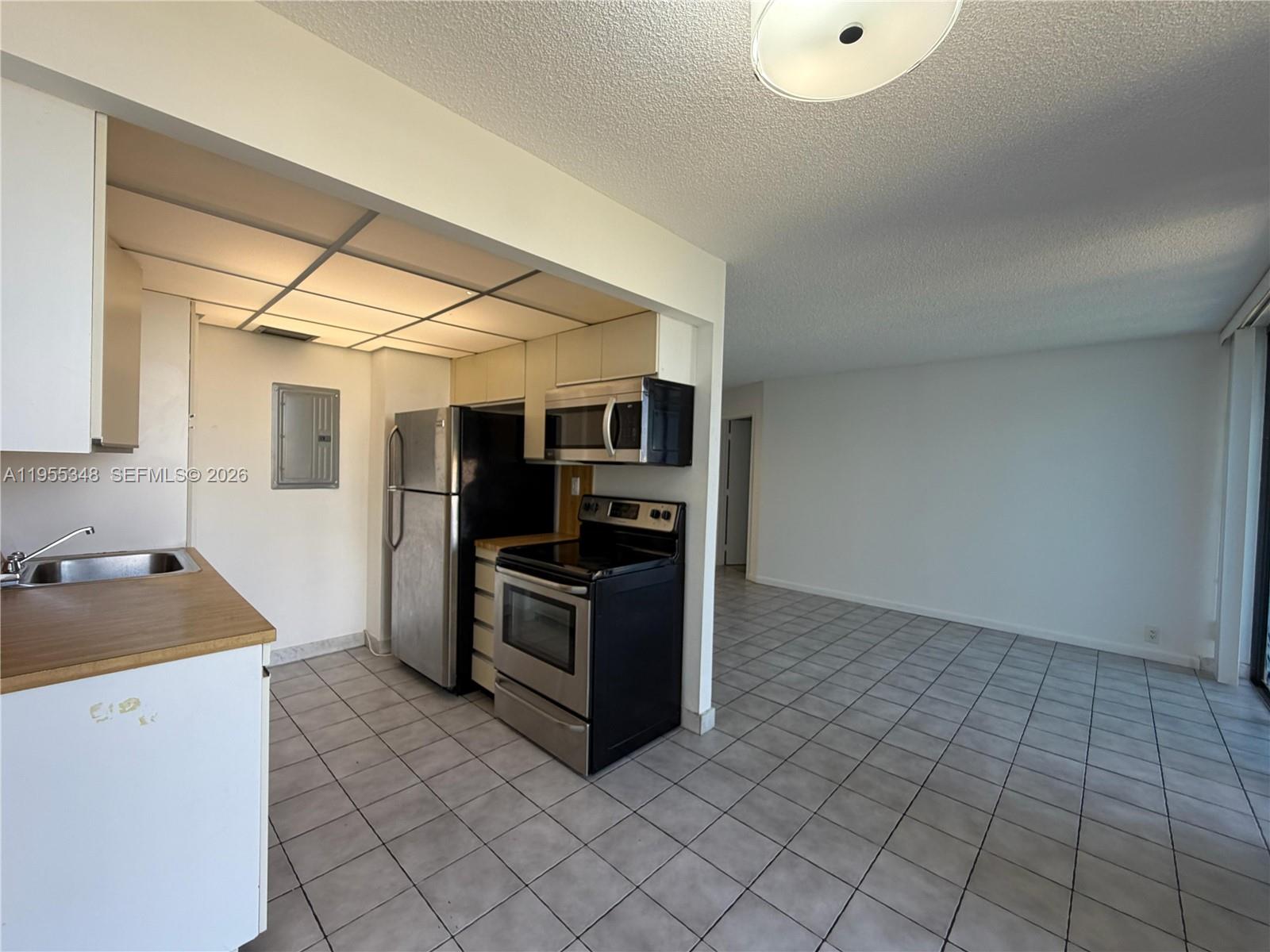 Beautiful 2 bedroom apartment, 2 bathrooms and 1 covered parking, gated community, is ideally situated in Aventura, surrounded by the prestigious communities of Williams Island, Peninsula and Admiral's Port, kitchen with stainless steel appliances. You can move it with just first month and deposit. The condo requires a 680 minimum credit score. *The balcony is closed until further notice due to building work. The closure is expected to last 6–8 months*