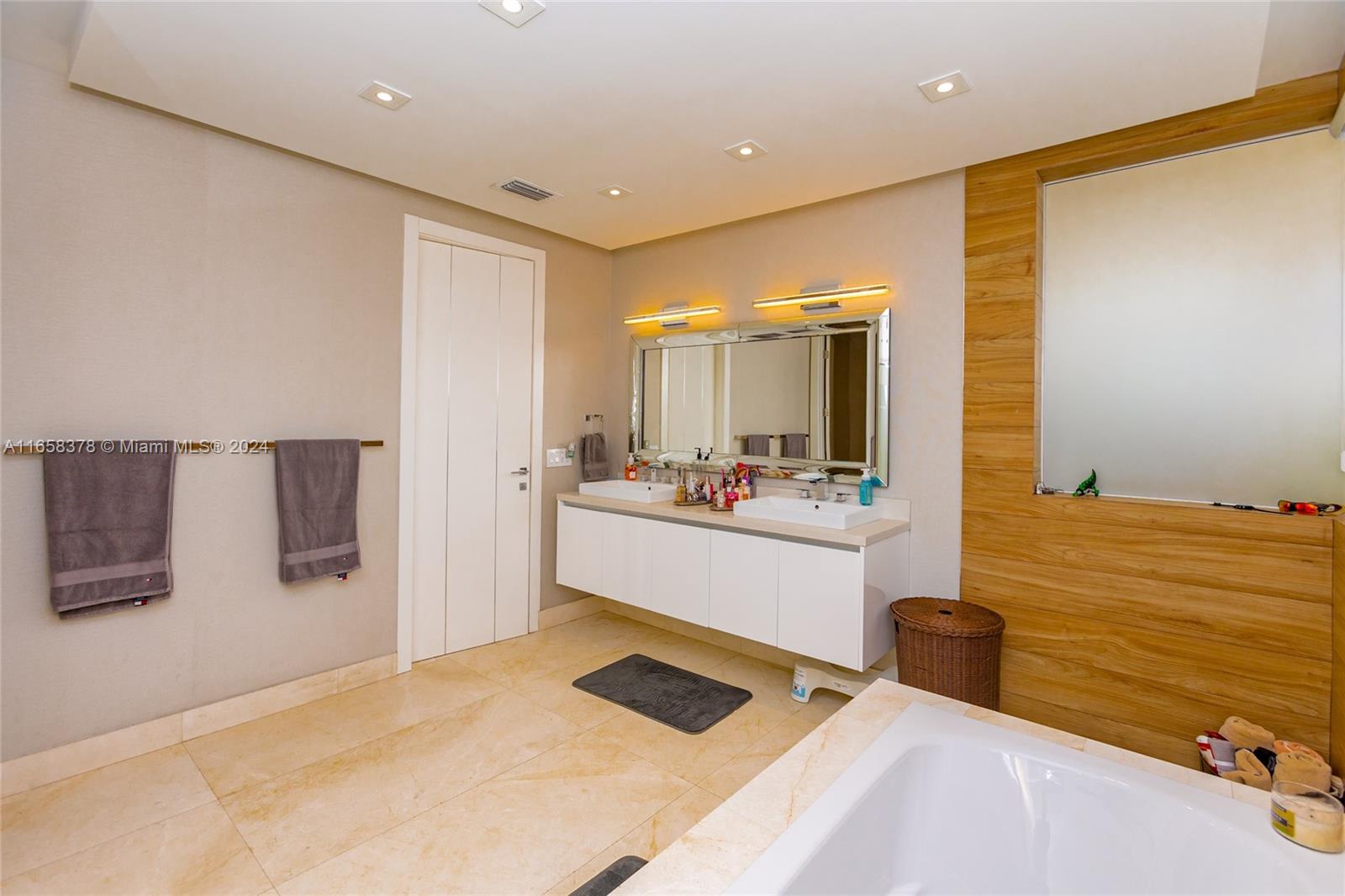 DORAL COMMONS RESIDENTIAL - Residential Lease