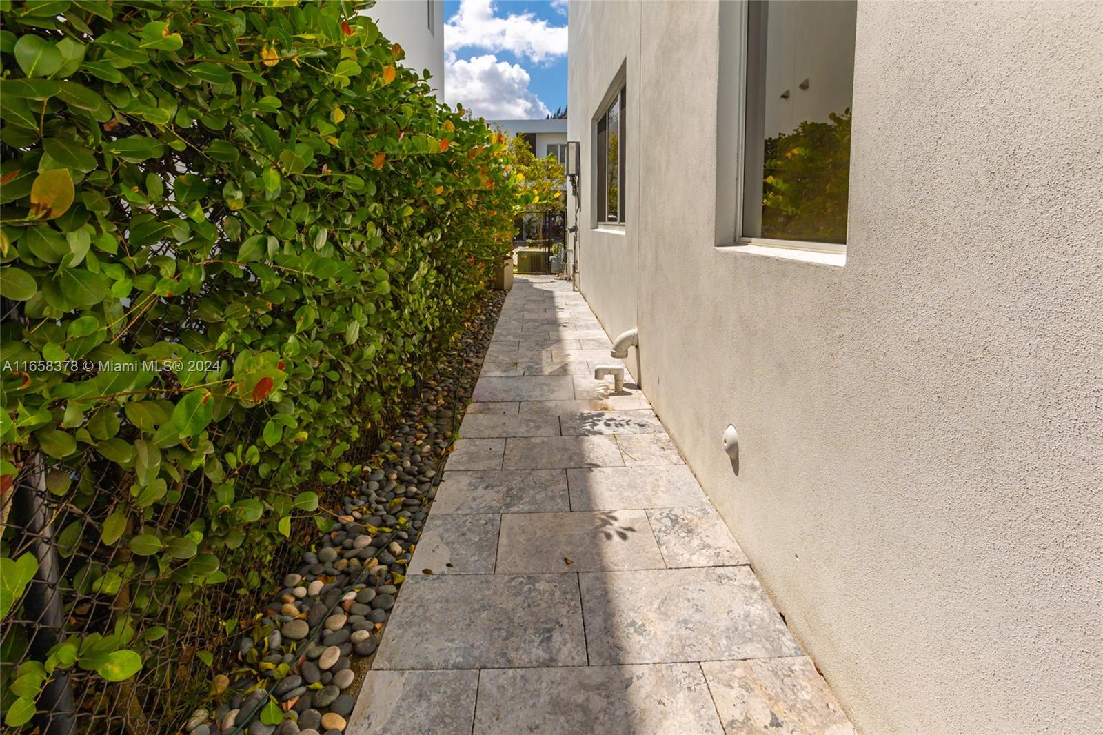 DORAL COMMONS RESIDENTIAL - Residential Lease